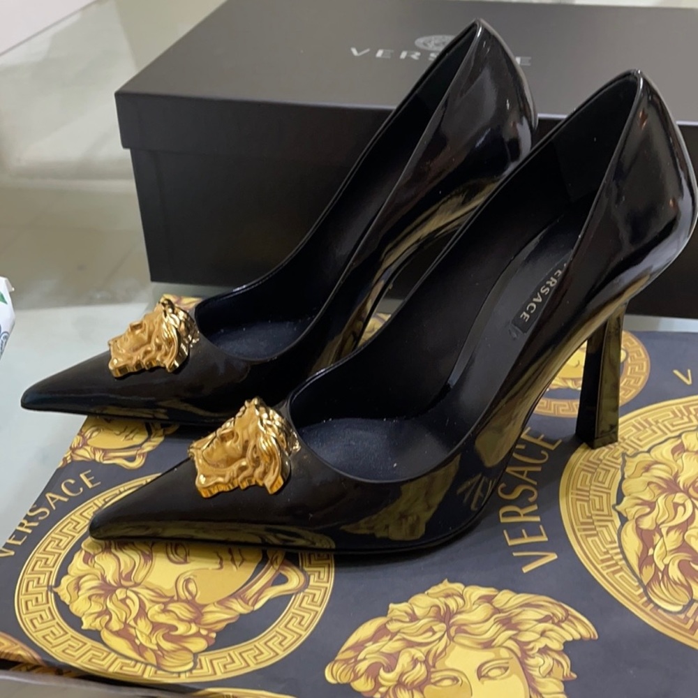 NEW VERSACE MEDUSA PUMPS SIZE 8
